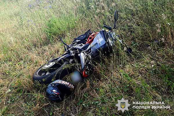 На Полтавщині внаслідок зіткнення з деревом загинув мотоц...